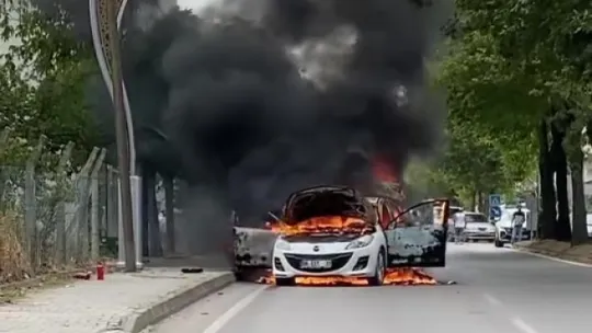 Alev alan otomobilden geriye hurda yığını kaldı