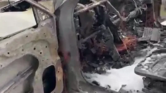 Alev alan otomobilden geriye hurda yığını kaldı