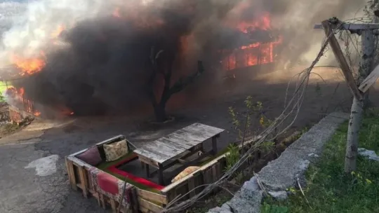 Alev alev yanan çiftlik evi 1 saatte söndürüldü