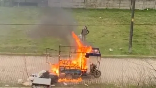 Alev alev yanan ekmek teknesini çaresiz gözlerle izledi