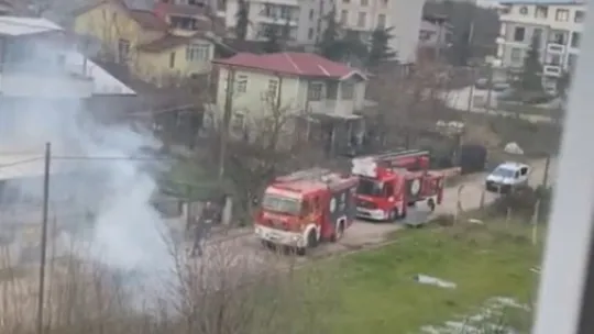 Alev alev yanan ekmek teknesini çaresiz gözlerle izledi