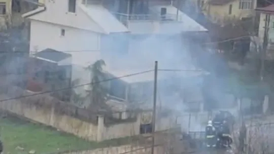 Alev alev yanan ekmek teknesini çaresiz gözlerle izledi
