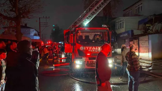 Alev alev yanan ev, ekipleri seferber etti