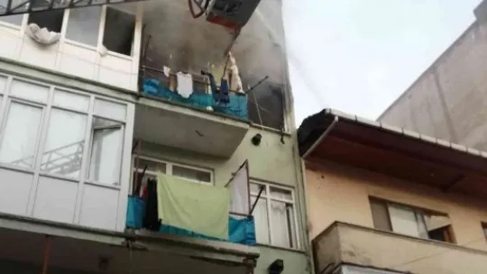 Alev alev yanan evden camı kırarak kurtuldu