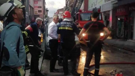 Alev alev yanan evden camı kırarak kurtuldu