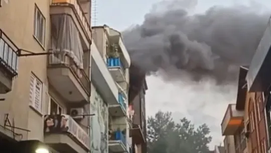 Alev alev yanan evden camı kırarak kurtuldu