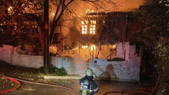 Alev alev yanan evden geriye enkazı kaldı