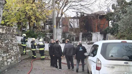 Alev alev yanan evden geriye enkazı kaldı