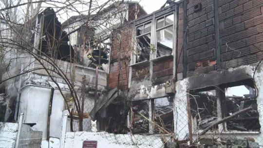 Alev alev yanan evden geriye enkazı kaldı