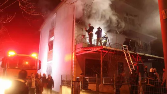Yanan evlerini gözyaşları içinde çaresizlikle izlediler