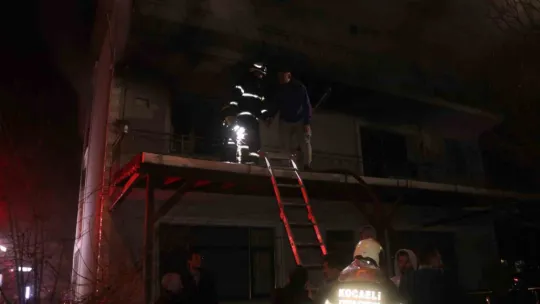 Yanan evlerini gözyaşları içinde çaresizlikle izlediler