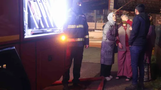 Yanan evlerini gözyaşları içinde çaresizlikle izlediler