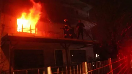 Yanan evlerini gözyaşları içinde çaresizlikle izlediler
