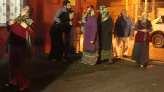 Yanan evlerini gözyaşları içinde çaresizlikle izlediler