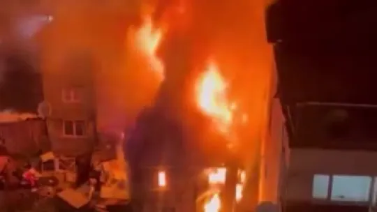 Alev alev yanan iki katlı ahşap metruk bina küle döndü