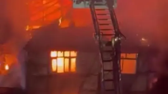 Alev alev yanan iki katlı ahşap metruk bina küle döndü