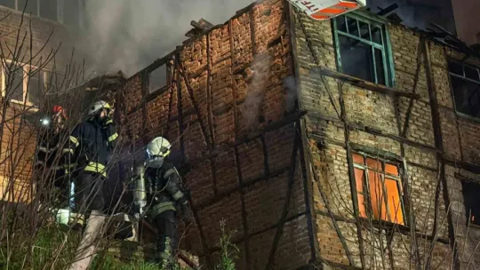 Alev alev yanan iki katlı ahşap metruk bina küle döndü