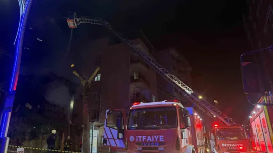 Alev alev yanan iki katlı ahşap metruk bina küle döndü