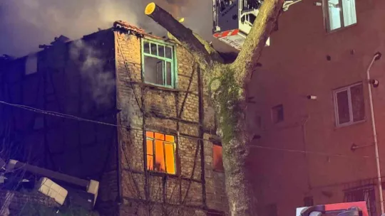 Alev alev yanan iki katlı ahşap metruk bina küle döndü