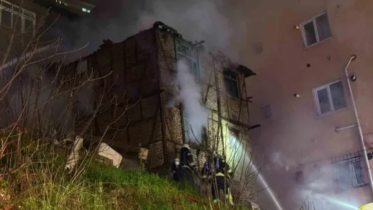 Alev alev yanan iki katlı ahşap metruk bina küle döndü