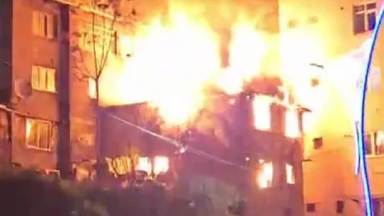 Alev alev yanan iki katlı ahşap metruk bina küle döndü