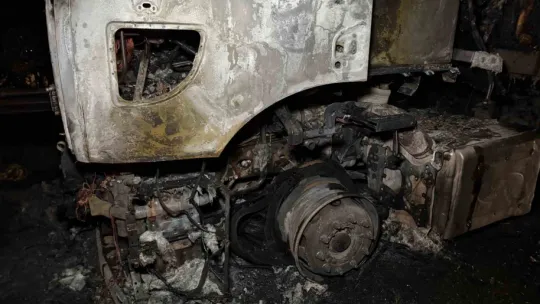 Alev alev yanan muz yüklü tırdan geriye demir yığını kaldı