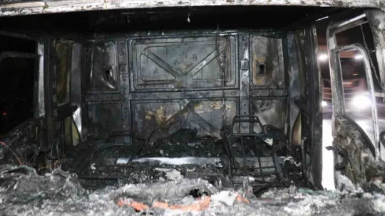 Alev alev yanan muz yüklü tırdan geriye demir yığını kaldı