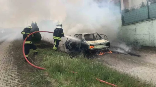 Alev alev yanan otomobil hurda yığınına döndü