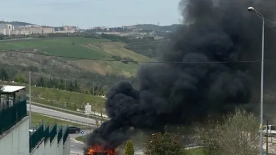 Alev alev yanan otomobil hurda yığınına döndü
