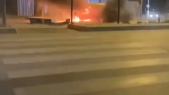 Alev alev yanan otomobilin sürücüsü hayatını kaybetti