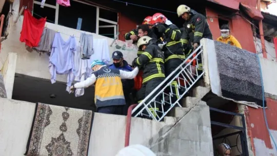 Alevler içerisinden çıkarılan 4 yaşındaki çocuk hayatını kaybetti