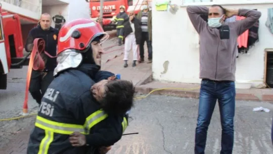 Alevler içerisinden çıkarılan 4 yaşındaki çocuk hayatını kaybetti