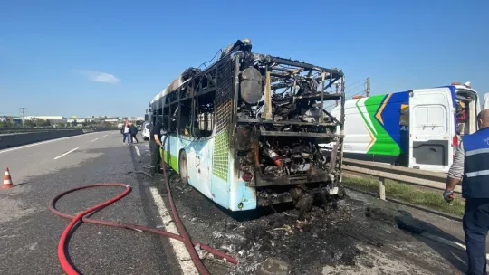 Belediye otobüsü demir yığınına döndü