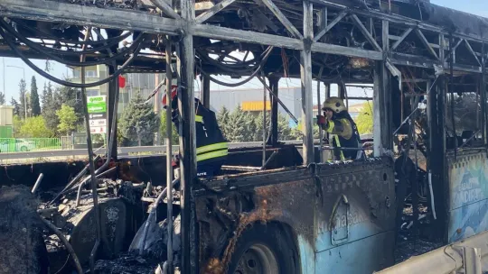 Belediye otobüsü demir yığınına döndü