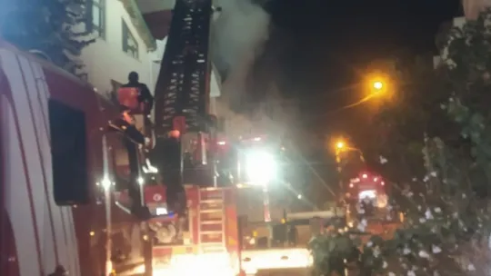 Alevlere teslim olan ev geceyi aydınlattı