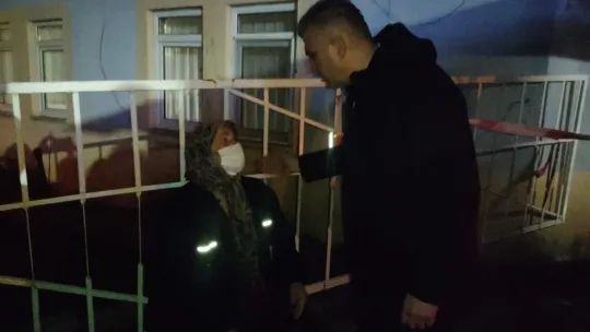 Alevlere teslim olan evinin söndürme çalışmalarını gözyaşlarıyla izledi