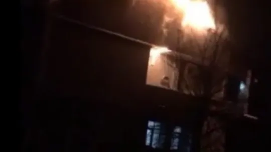 Alevlere teslim olan evinin söndürme çalışmalarını gözyaşlarıyla izledi