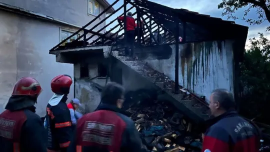 Alevlere teslim olan tek katlı ev kullanılamaz hale geldi