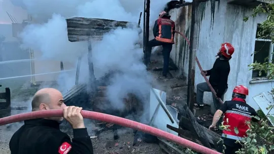 Alevlere teslim olan tek katlı ev kullanılamaz hale geldi