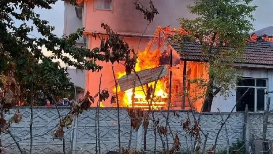 Alevlere teslim olan tek katlı ev kullanılamaz hale geldi