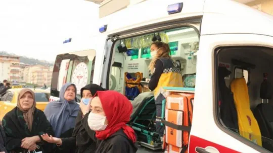 Alevlerin çatısını sardığı binada yaşayanları korna çalarak uyardı