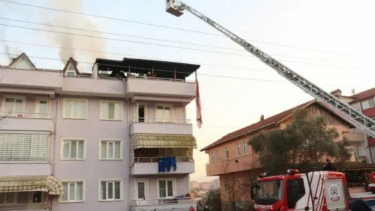 Alevlerin çatısını sardığı binada yaşayanları korna çalarak uyardı