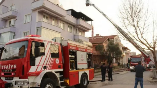 Alevlerin çatısını sardığı binada yaşayanları korna çalarak uyardı