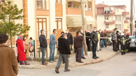 Alevlerin çatısını sardığı binada yaşayanları korna çalarak uyardı
