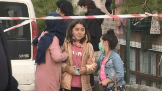 Alevlerin çatısını sardığı binada yaşayanları korna çalarak uyardı