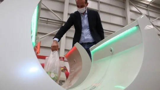 Alışveriş poşetleri için dezenfekte cihazı üretti 