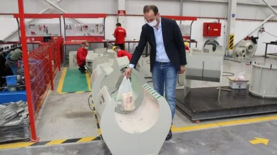 Alışveriş poşetleri için dezenfekte cihazı üretti 