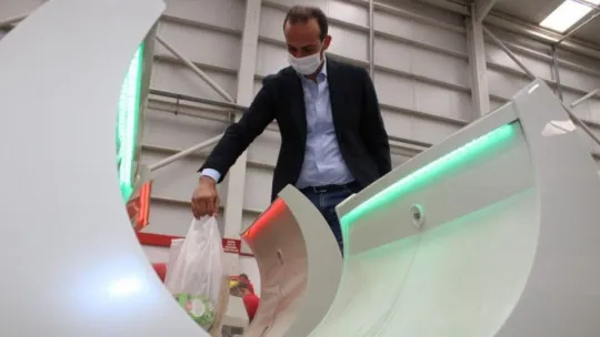 Alışveriş poşetleri için dezenfekte cihazı üretti 