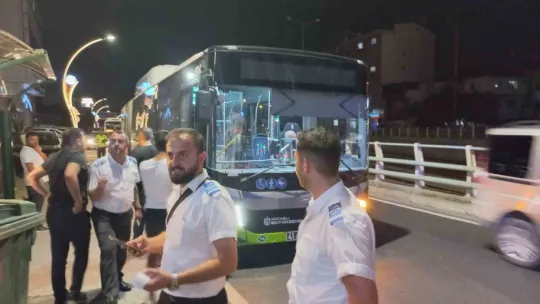 Alkollü motosiklet sürücüsü otobüsten inen yolcuya çarptı: 2 yaralı