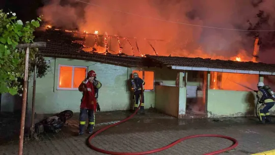 Annesiyle içinde bulunduğu evi yaktı